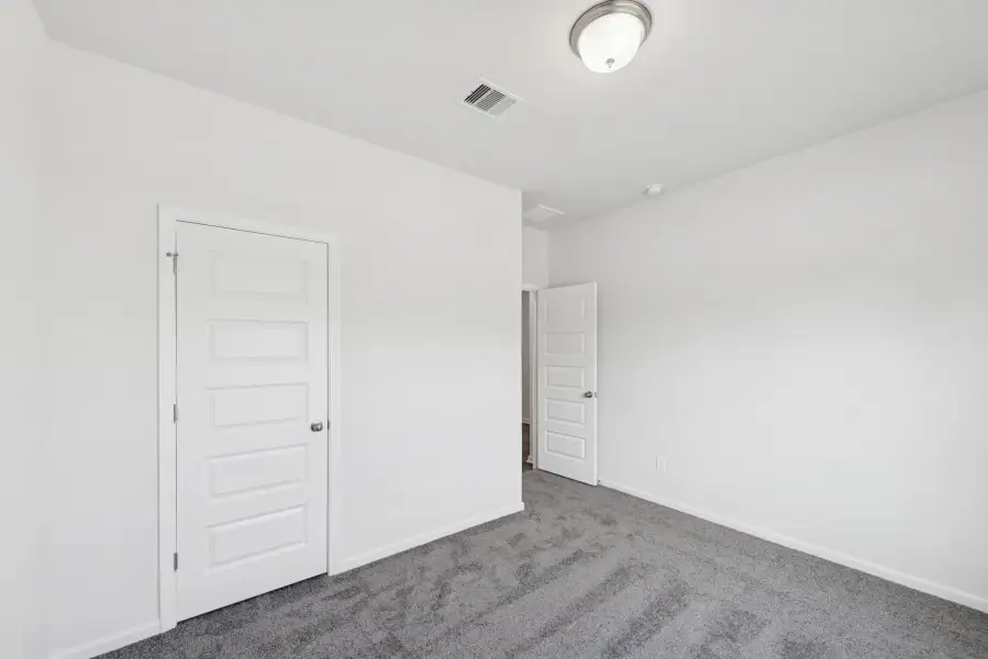 Spacious, unfurnished interior of a new home in Sierra Vista, Rosharon (Image 26).