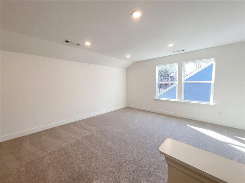 Spacious, unfurnished interior of a new home in , Sharpsburg (Image 18).