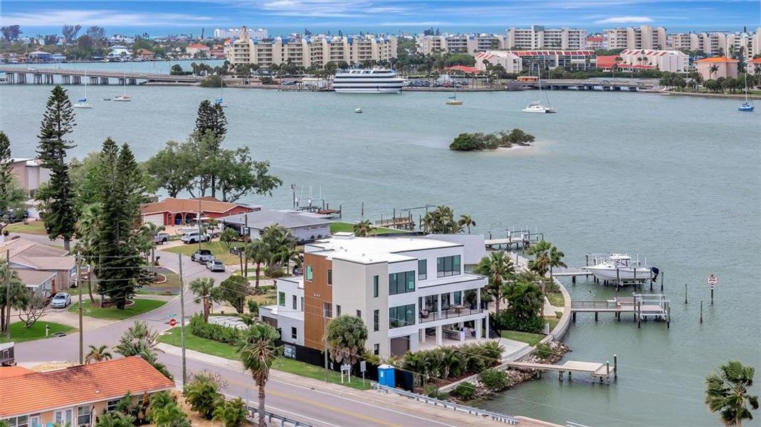 Condo located in St. Petersburg, FL showcasing its design and architecture (Image 5).