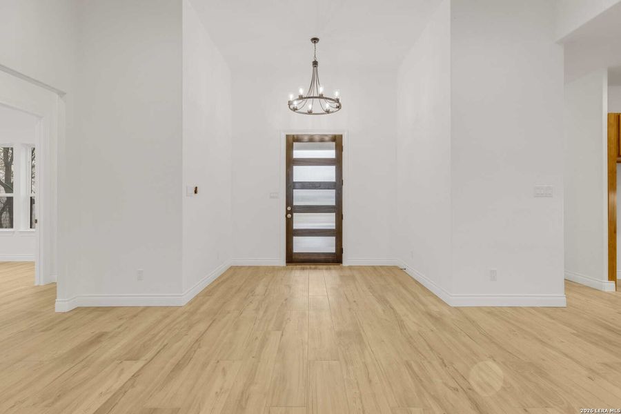 Spacious, unfurnished interior of a new home in , Bandera (Image 22).