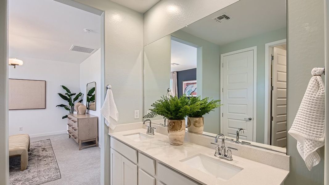 3580 Latitude Owners Bath 2of2 F1 Base4