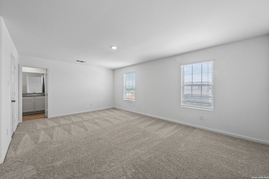 Spacious, unfurnished interior of a new home in , San Antonio (Image 18).