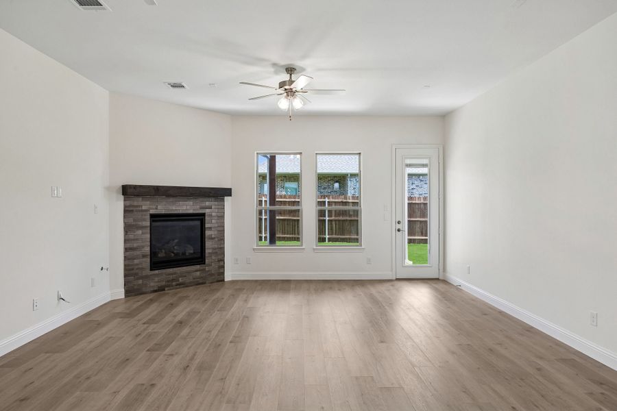 Spacious, unfurnished interior of a new home in Country Lakes, Denton (Image 12).