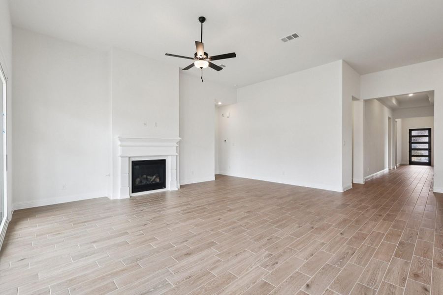 Spacious, unfurnished interior of a new home in Sienna 65', Missouri City (Image 27).