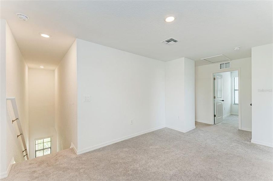 Spacious, unfurnished interior of a new home in , Sarasota (Image 20).