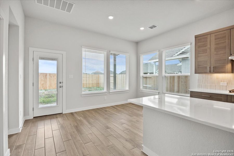 Spacious, unfurnished interior of a new home in Meyer Ranch, Canyon Lake (Image 8).