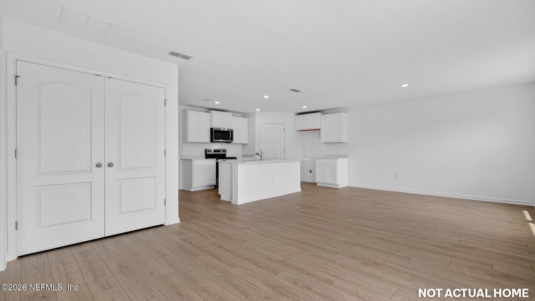 Spacious, unfurnished interior of a new home in Copes Landing, Jacksonville (Image 16).