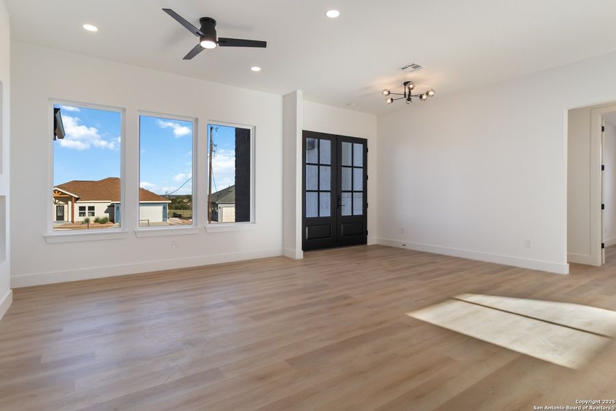 Spacious, unfurnished interior of a new home in , Blanco (Image 27).
