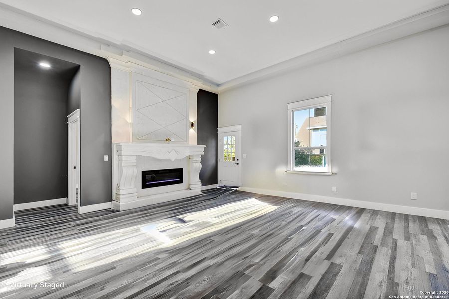 Spacious, unfurnished interior of a new home in , Canyon Lake (Image 25).