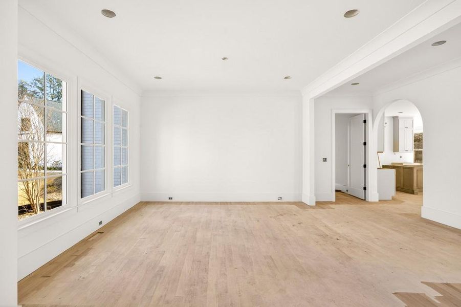 Spacious, unfurnished interior of a new home in , Marietta (Image 9).