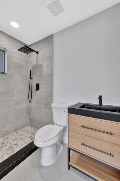 Spacious, unfurnished interior of a new home in , Miami Gardens (Image 7).