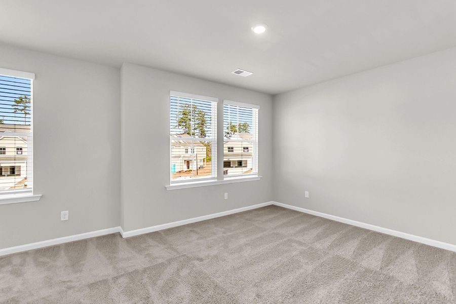 Spacious, unfurnished interior of a new home in Wildcat Chase, Summerville (Image 28).