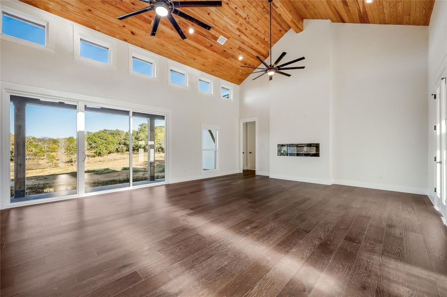 Spacious, unfurnished interior of a new home in , Buchanan Dam (Image 16).