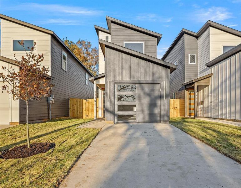 Exterior details and patio area of a home in , Dallas (Image 3).