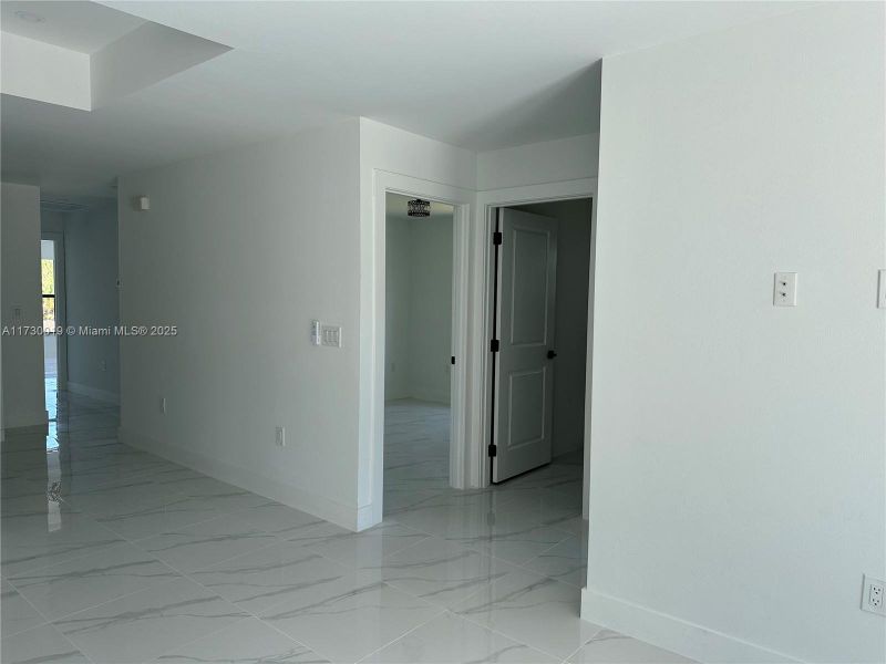 Spacious, unfurnished interior of a new home in , Lehigh Acres (Image 8).