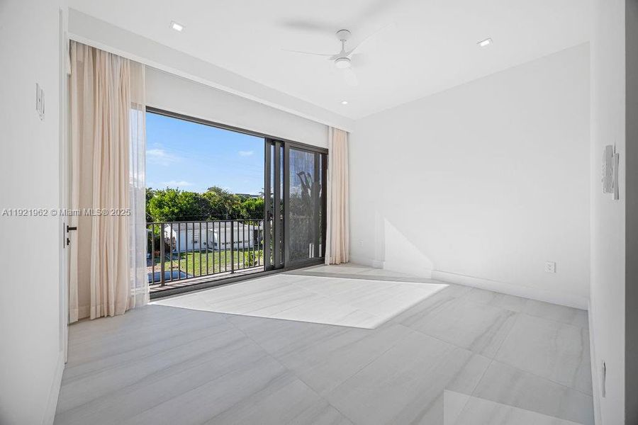Spacious, unfurnished interior of a new home in , Fort Lauderdale (Image 86).