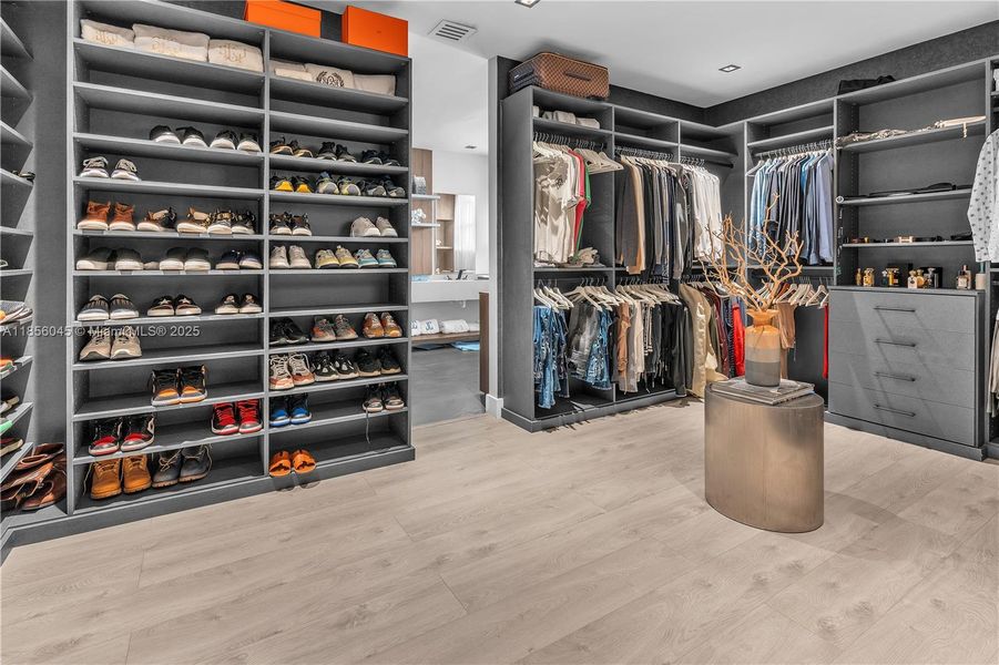 Furnished interior view inside a new home in , Miramar (Image 25).