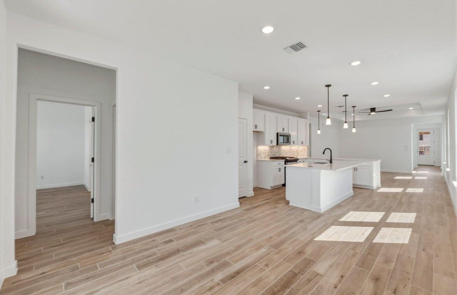 Spacious, unfurnished interior of a new home in Wolf Ranch, Georgetown (Image 17).