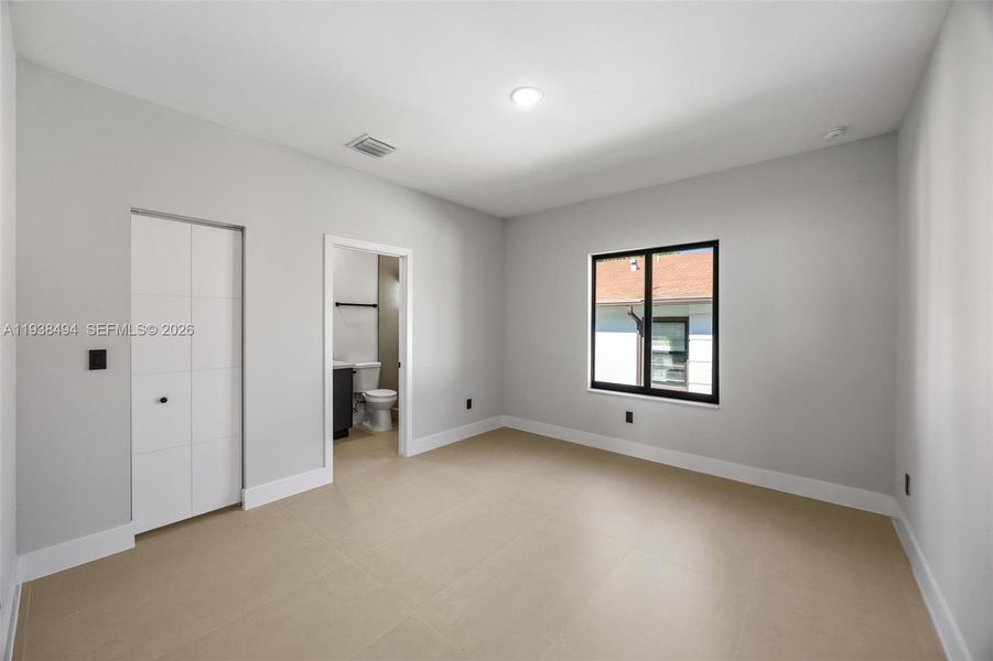 Spacious, unfurnished interior of a new home in , Hallandale Beach (Image 17).