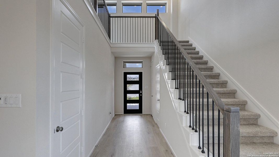 Spacious, unfurnished interior of a new home in Ladera 40', San Antonio (Image 14).