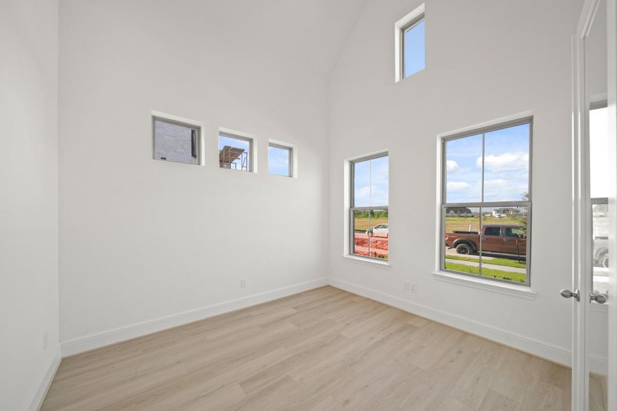 Spacious, unfurnished interior of a new home in Valencia 70', Manvel (Image 15).