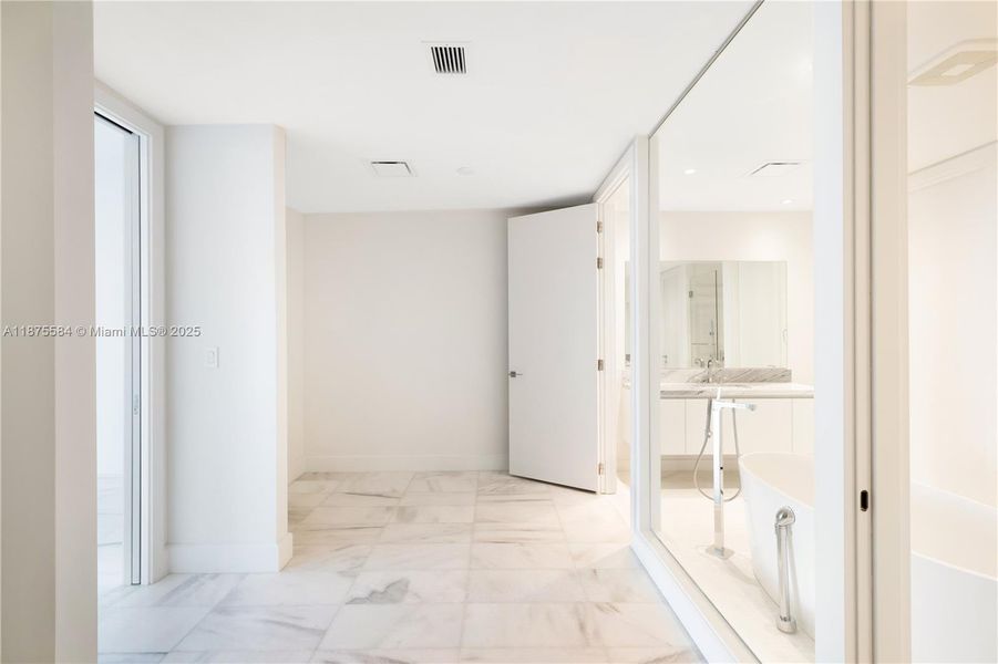 Spacious, unfurnished interior of a new home in , Miami (Image 14).