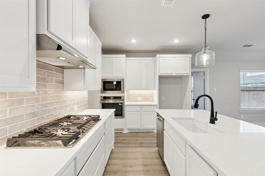 Furnished interior view inside a new home in Dove Hollow, Waxahachie (Image 9).