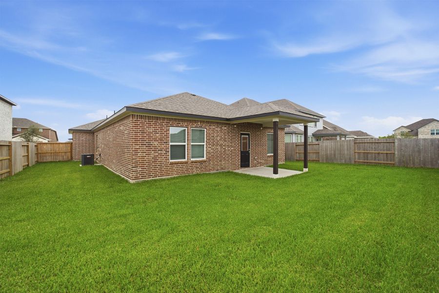 Exterior details and patio area of a home in Massey Oaks, Pearland (Image 21).
