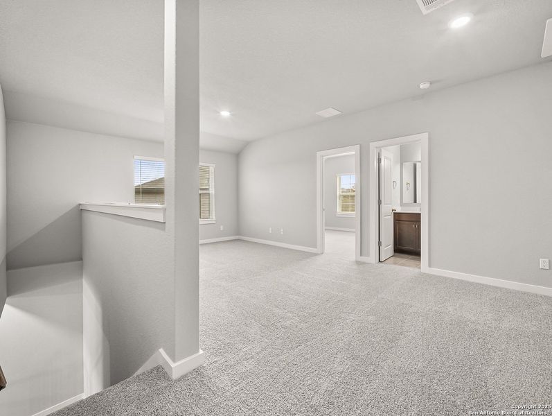 Spacious, unfurnished interior of a new home in Comanche Ridge, San Antonio (Image 7).