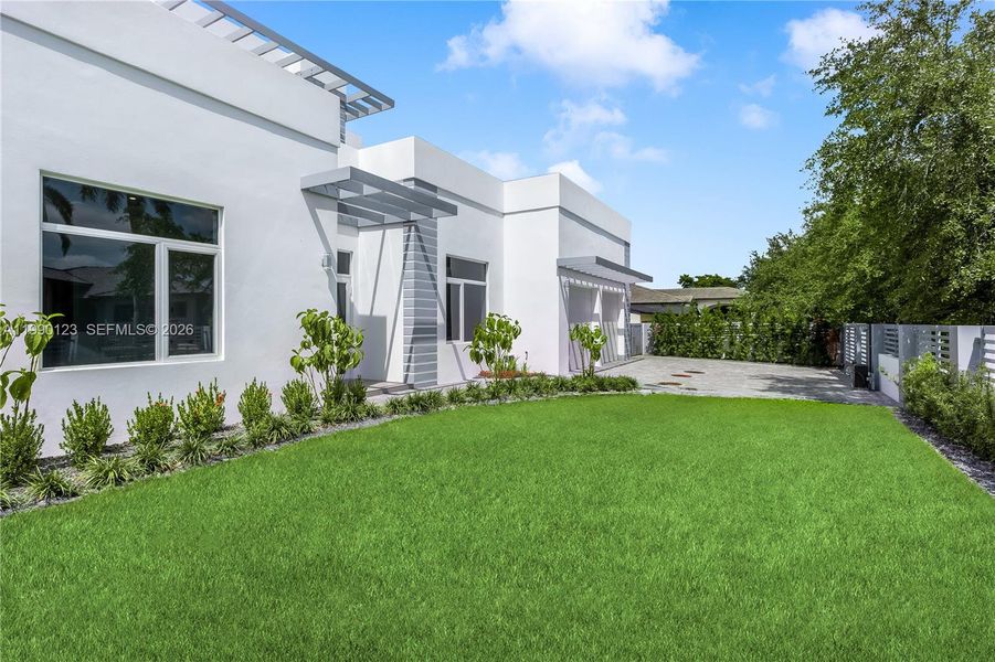 Exterior details and patio area of a home in , Doral (Image 23).