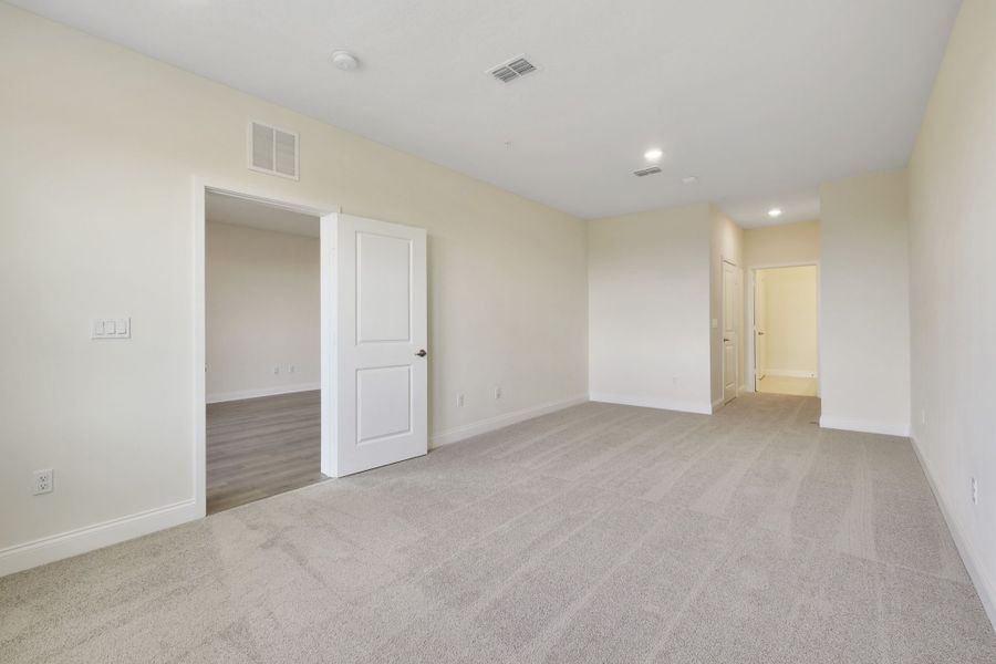Spacious, unfurnished interior of a new home in Gatherings® of Lake Nona, Orlando (Image 25).