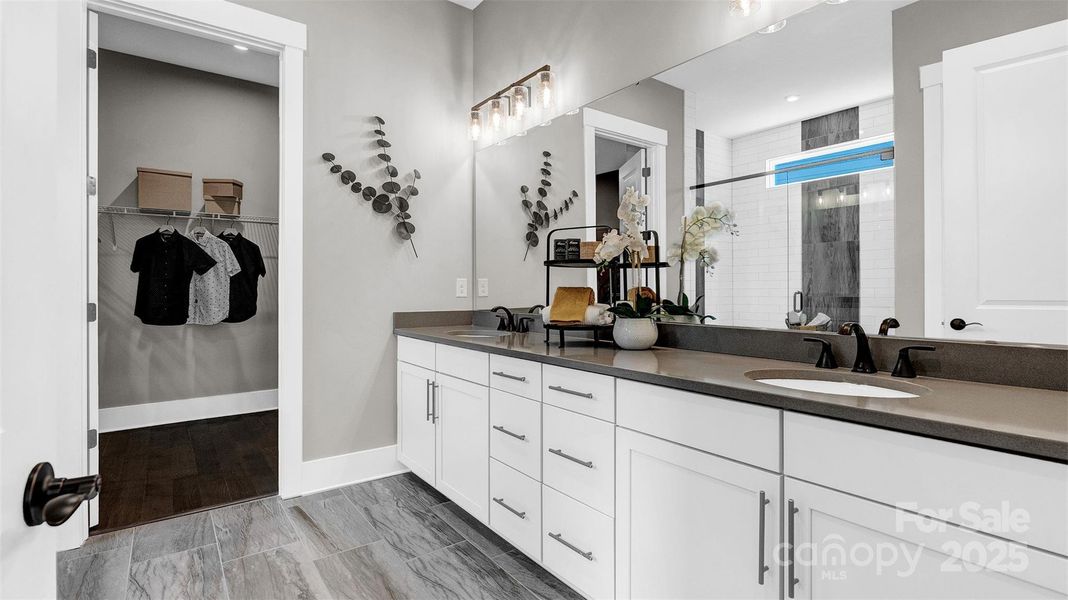 Model photo used for reference