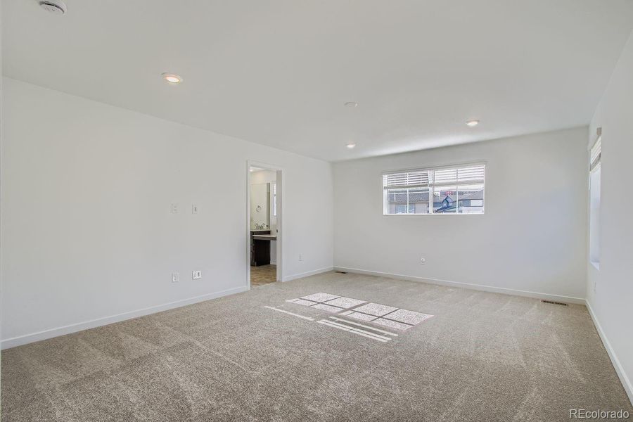 Spacious, unfurnished interior of a new home in Ken-Caryl Ranch: The Pioneer Collection, Littleton (Image 7).