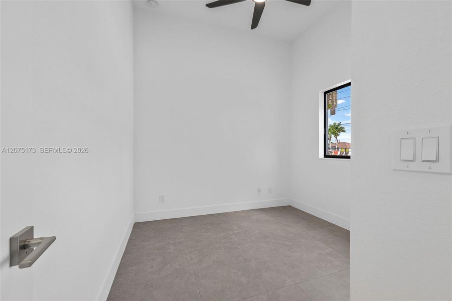 Spacious, unfurnished interior of a new home in , Cape Coral (Image 31).
