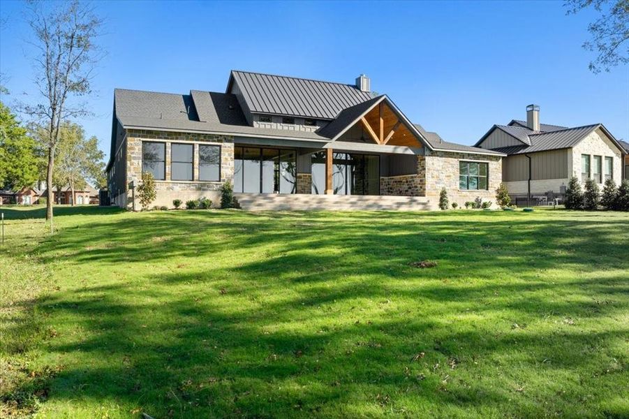 Exterior details and patio area of a home in , Corsicana (Image 3).