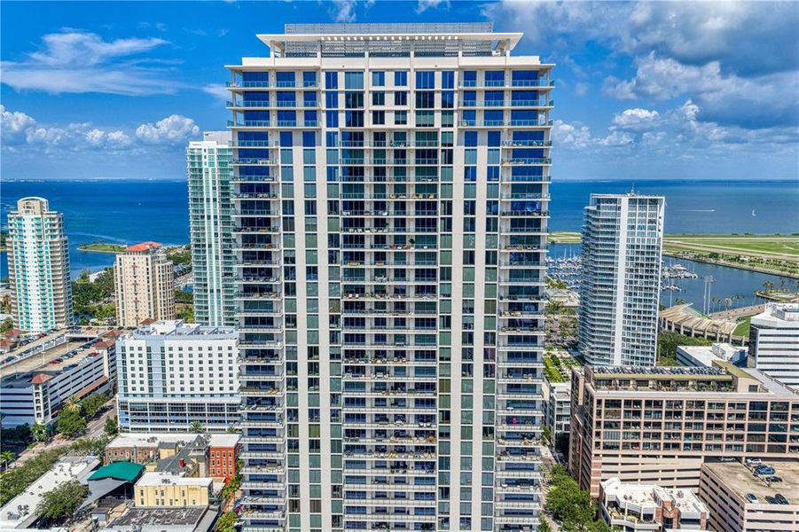 Condo located in St. Petersburg, FL showcasing its design and architecture (Image 24).