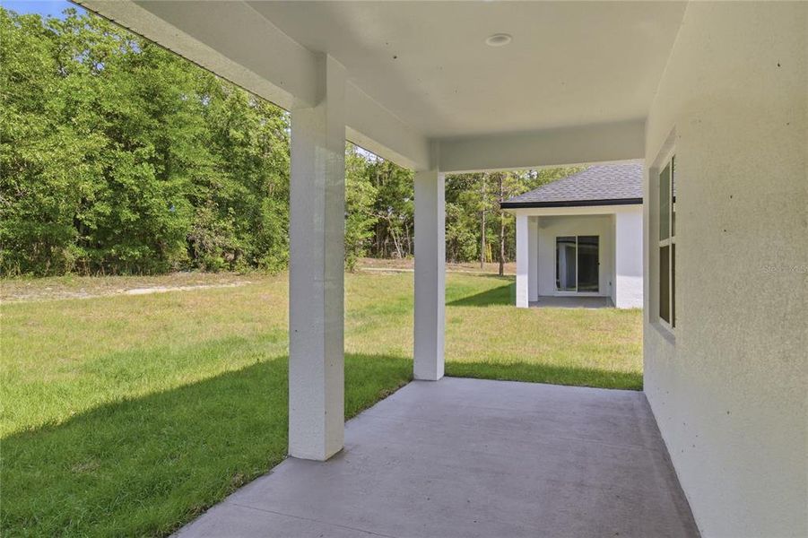 Exterior details and patio area of a home in , Dunnellon (Image 3).