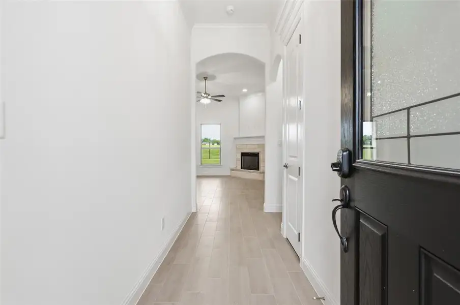 Spacious, unfurnished interior of a new home in , Tolar (Image 17).