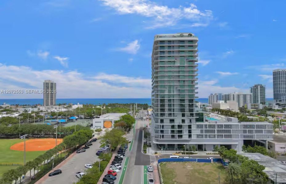 Condo located in Miami Beach, FL showcasing its design and architecture (Image 16).