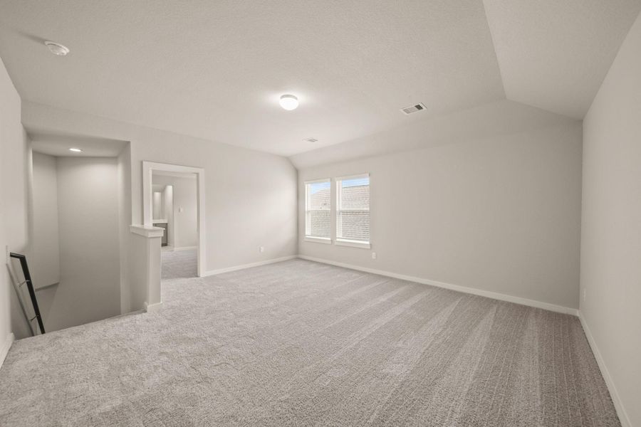 Spacious, unfurnished interior of a new home in Barton Creek Ranch, Conroe (Image 19).