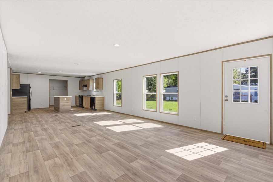 Spacious, unfurnished interior of a new home in , Goose Creek (Image 18).
