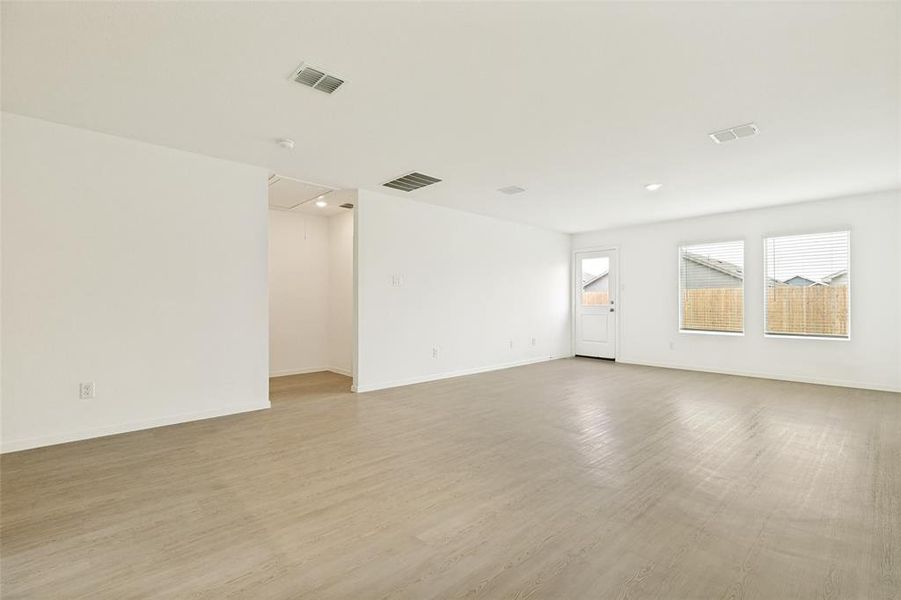 Spacious, unfurnished interior of a new home in Tillage Farms, Princeton (Image 17).