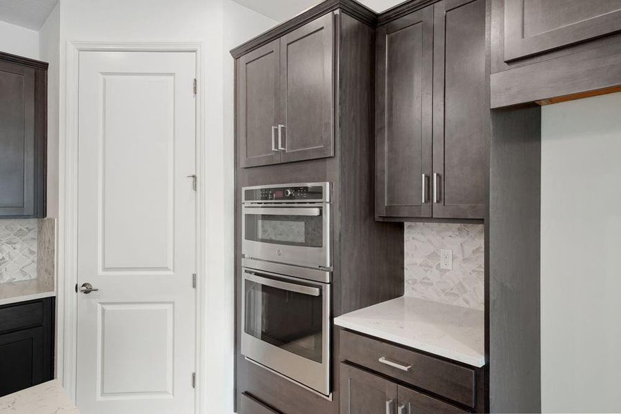 532 SE Ranch Oak Circle ~ Ready Now