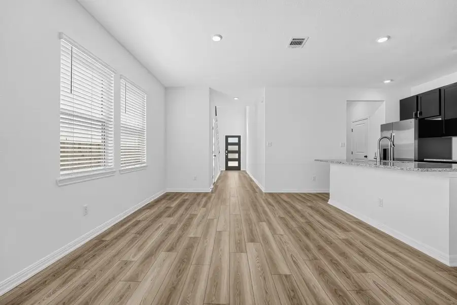 Spacious, unfurnished interior of a new home in Sunfield, Buda (Image 21).