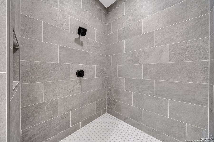 Close-up of interior finishes inside a home in , La Vernia (Image 16).