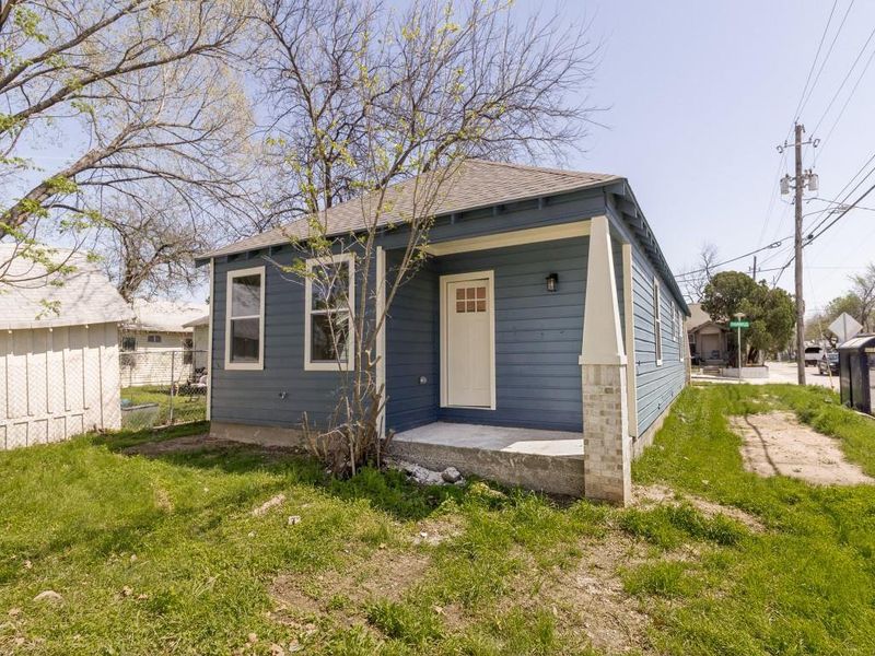 Exterior details and patio area of a home in , Dallas (Image 24).