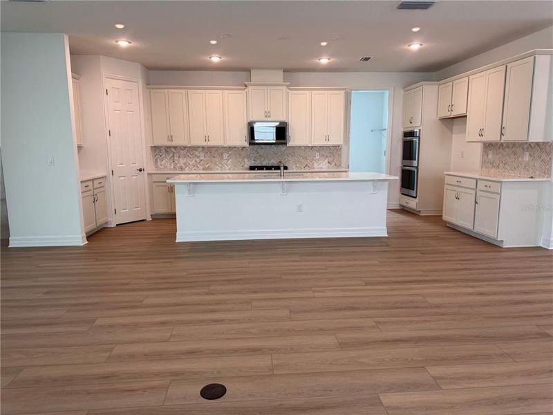 Spacious, unfurnished interior of a new home in Oakview, Apopka (Image 9).