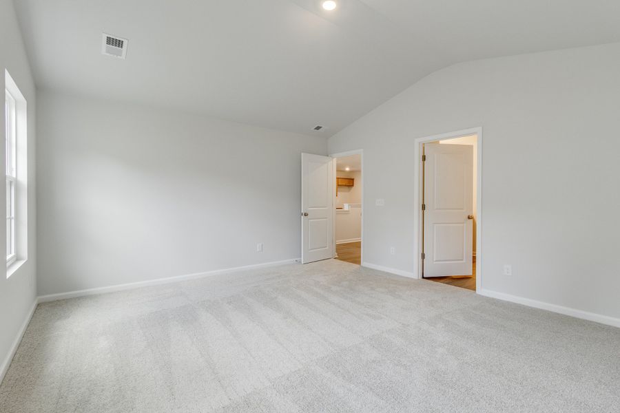 Spacious, unfurnished interior of a new home in Bluefield, Lexington (Image 31).