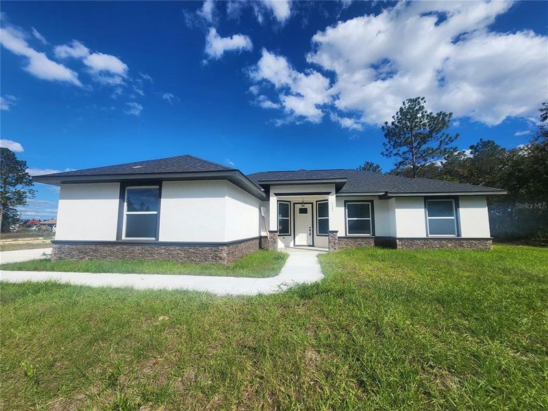 Exterior details and patio area of a home in , Dunnellon (Image 27).