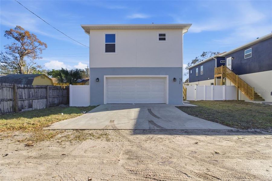 Exterior details and patio area of a home in , St. Petersburg (Image 4).